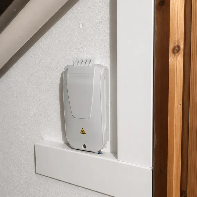 Boîtier de raccordement fibre optique posé dans les combles d'une habitation